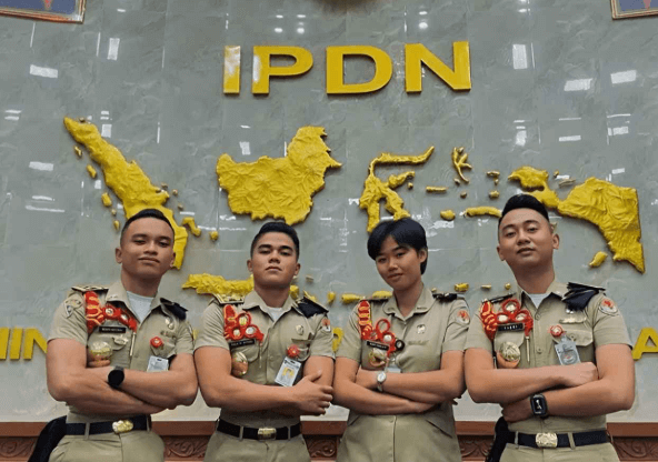 Lulusan IPDN dikenal memiliki disiplin tinggi dan jenjang karier yang jelas.