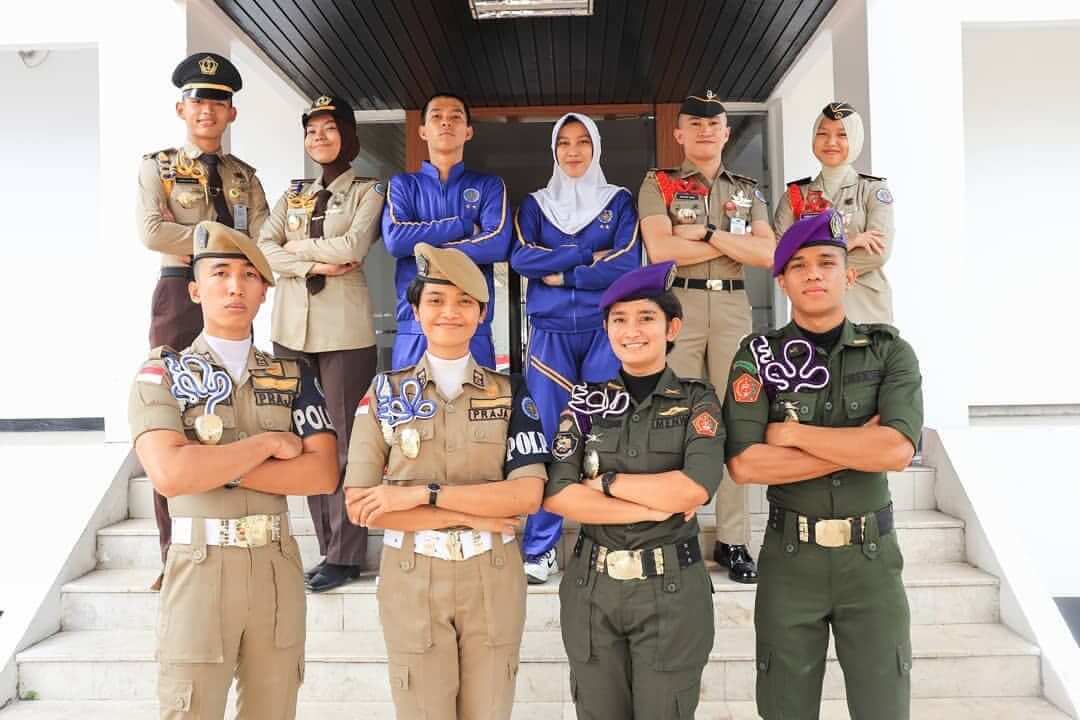 Berbagai seragam Praja IPDN yang merepresentasikan fungsi dan identitasnya.